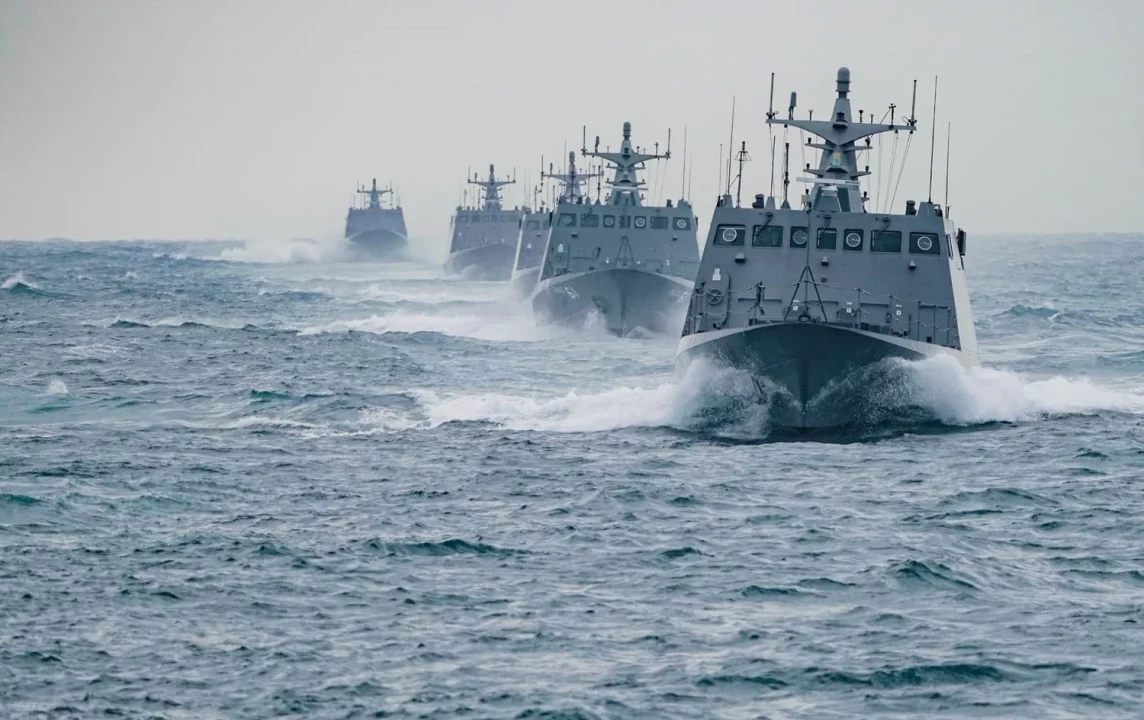35 avionë dhe 27 anije ushtarake kineze rrethojnë Tajvanin