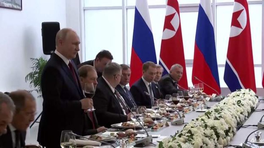 Kim Jong Un niset për në atdhe pasi Putini ngriti gotën për miqësinë me Korenë e Veriut