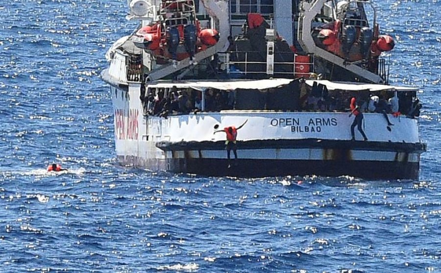 Mbytet i porsalinduri në Lampedusa, Berlini ndalon emigrantët e ardhur nga Italia