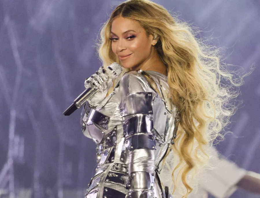 Përleshje fizike në koncertin e Beyonces! Këngëtarja sulmohet nga fansi dhe mbrohet nga dy balerinët