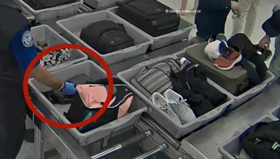 VIDEO/ Stafi i aeroportit vjedh para nga çantat e qytetarëve gjatë kontrollit të bagazheve