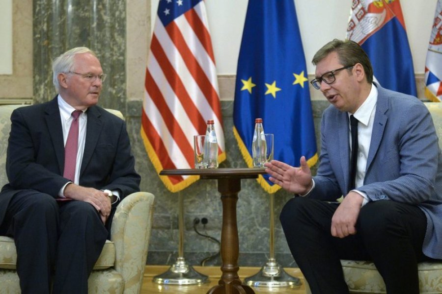 Ambasadori amerikan në Beograd 'mahnitet' nga sjellja e mirë e Vuçiçit në takimin me Kurtin në Bruksel