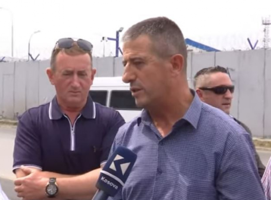 'ZPS po vepron padrejtësisht', veteranët i gjuajnë telefonat në oborrin e bazës së EULEX-it në Prishtinë