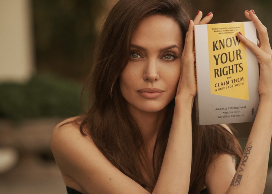 Befason Angelina Jolie! Shkruan në shqip, përmend Shqipërinë dhe Kosovën