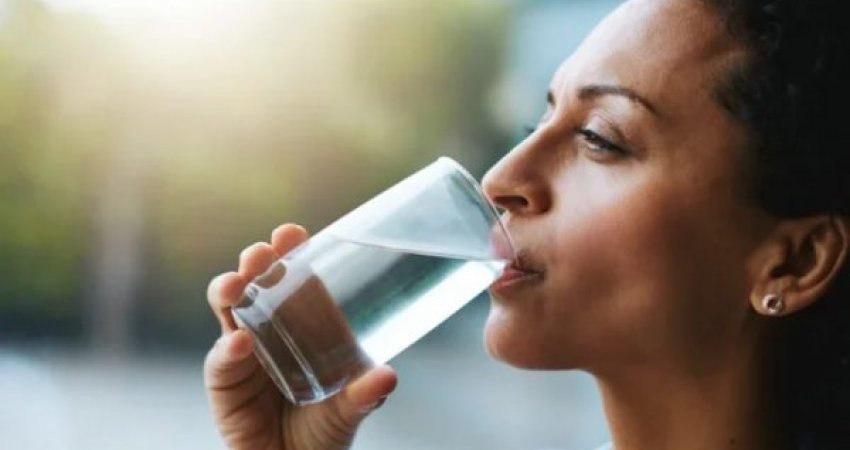 A pini ujë gjatë ngrënies? Pse duhet ta hiqni menjëherë këtë zakon