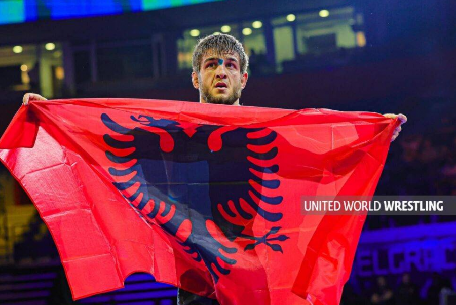 Shqipëria fiton medalje në Botërorin e Mundjes, Abkarov valvit flamurin kuqezi në Serbi