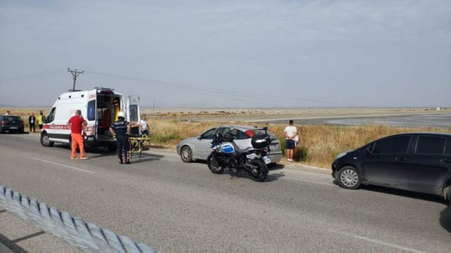 Motori me turist të huaj përplaset me makinën në Pogradec, plagoset pasagjerja