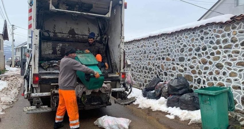 Punëtorë e “Pastrimit” protestojnë për paga, Komuna ofron kontratë