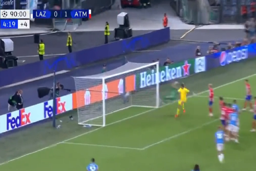 VIDEO/ Momenti kur portieri i Lazios shënon në minutën e 95-të ndaj Atleticos