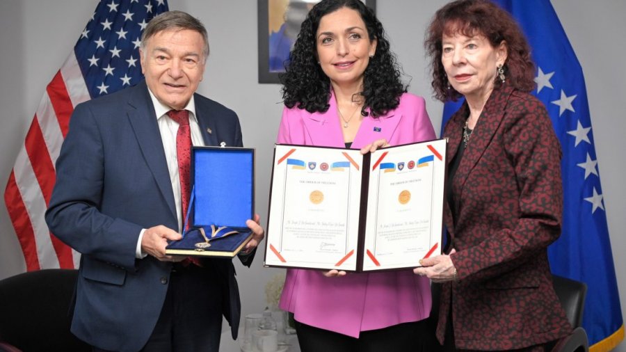 Osmani dekoron me Urdhrin e Lirisë ish-kongresistin Joe dhe aktivisten Shirley DioGuardi