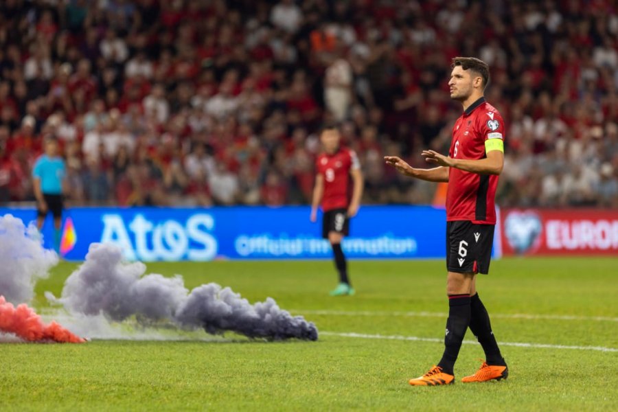 UEFA dënon incidentet në ndeshjen Shqipëri-Poloni, FSHF ka një apel për tifozët!