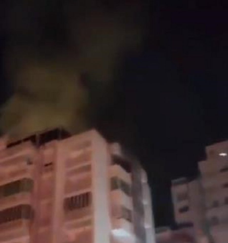 Mbrëmë në Durrës, zjarr në katin e dhjetë të një pallati dhe evakuim banorësh