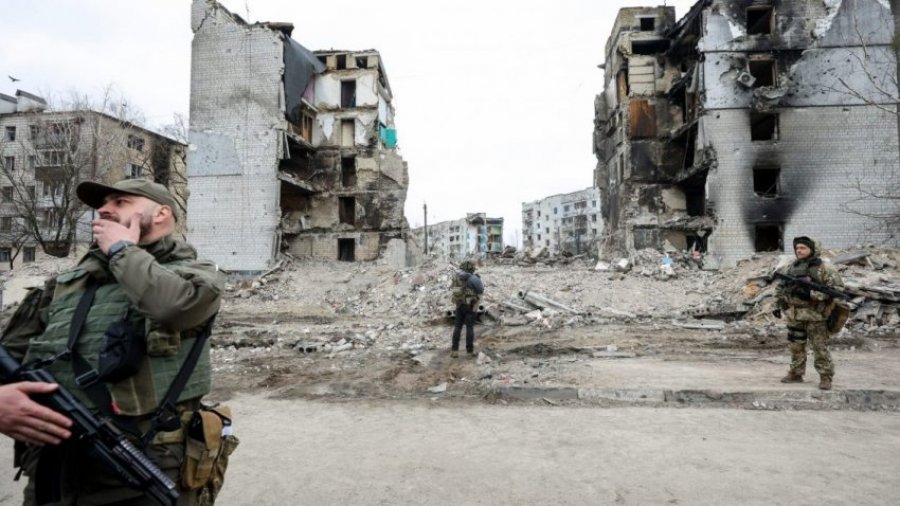Rusët bombarduan qytetin ukrainas, pamje nga operacioni i kërkim-shpëtimit
