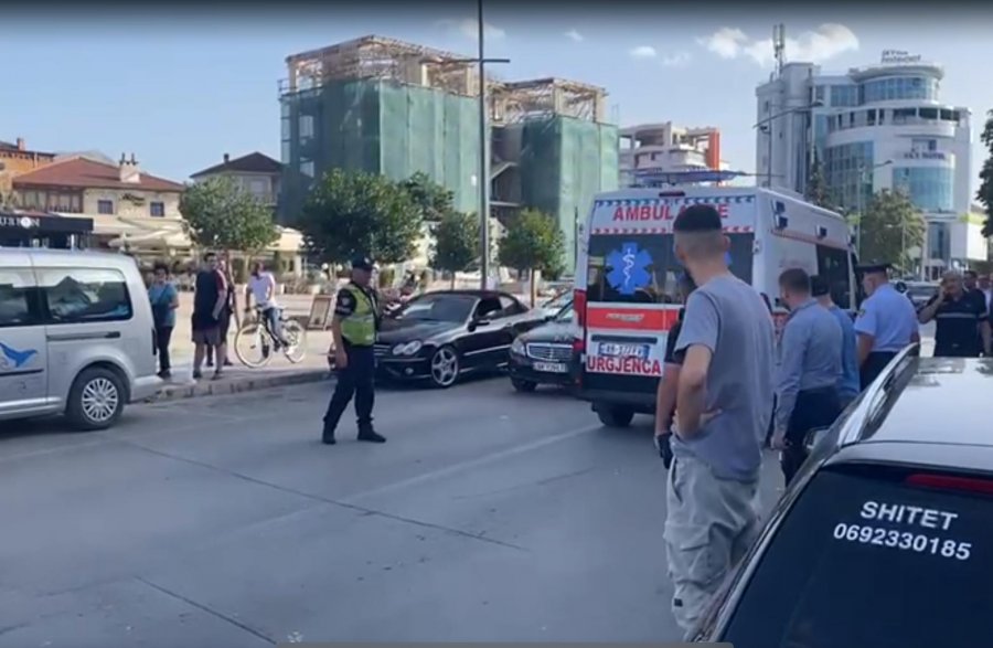 U përplas nga një makinë kur po ecte me biçikletë, rëndë një person në Korçë