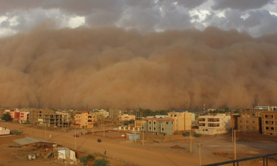Stuhi e fortë rëre në Iran, tre të vdekur dhe qindra të plagosur 