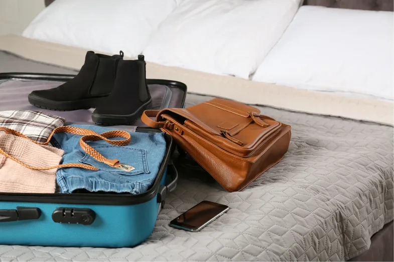 Pse duhet ta lini valixhen në tualetin e hotelit, sipas ekspertëve