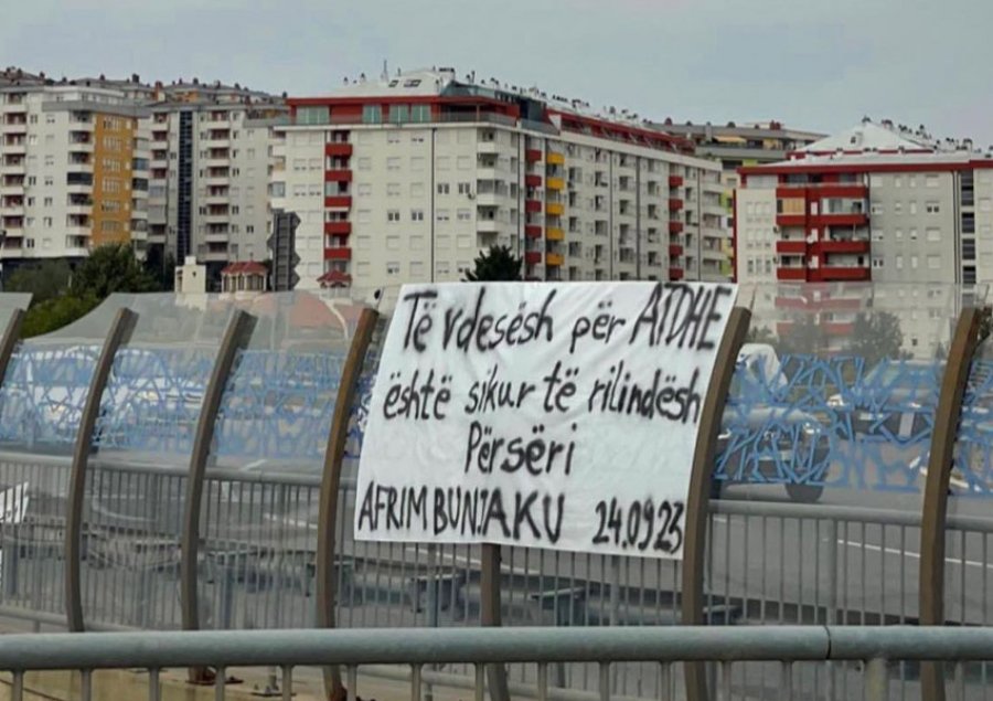  'Të vdesësh për atdhe është sikur të rilindësh përsëri'/ Banderola prekëse në Prishtinë për policin e vrarë Afrim Bunjaku