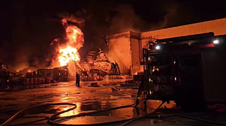 Vihet në kontroll zjarri në fabrikën e bojërave, bllokoi autostradën Tiranë-Durrës