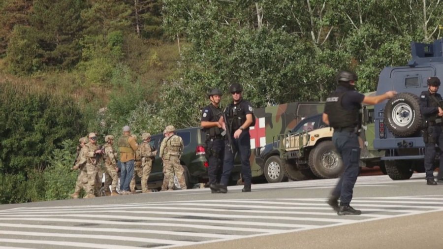 Katër sulmues serbë që u kapën nga policia dërgohen në stacionin në Mitrovicë të jugut