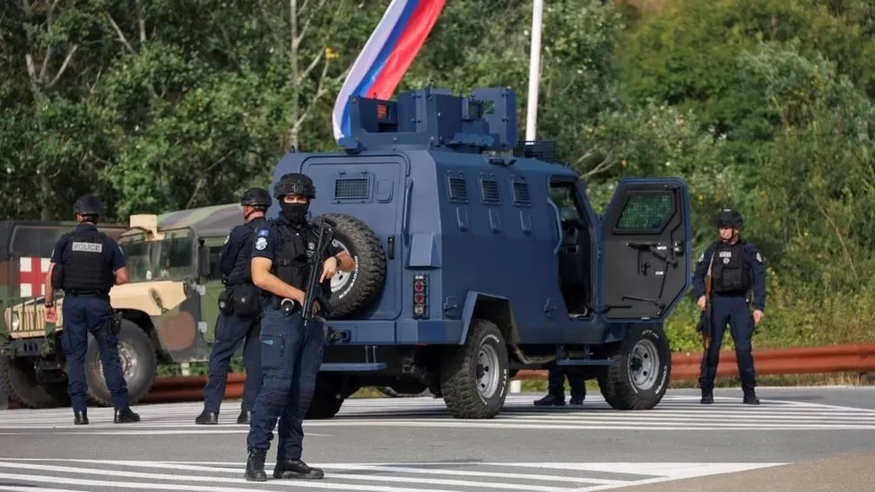 BBC: Policia e Kosovës rrethon 30 persona të armatosur në manastir pasi u qëllua për vdekje një pjesëtar i saj