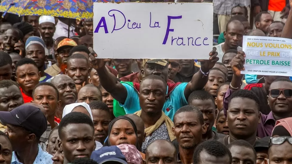 Macron: Franca do të tërheqë trupat dhe ambasadorin nga Nigeri
