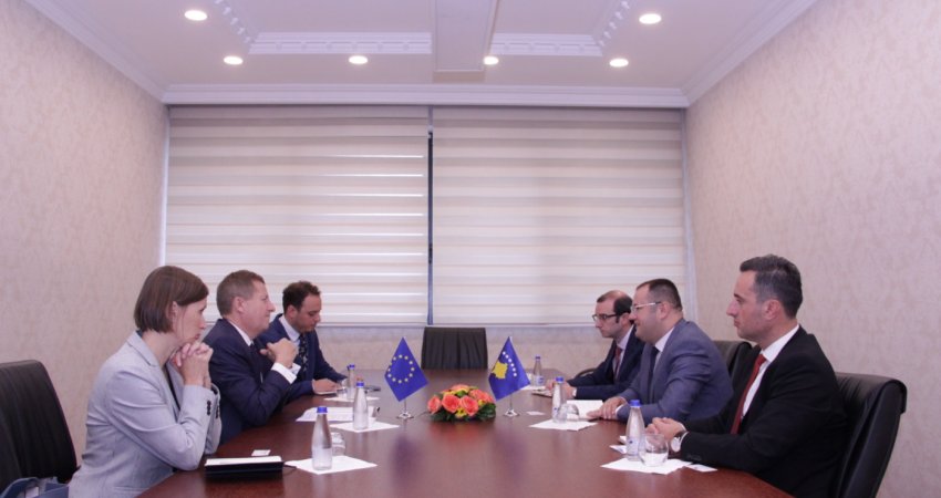 Guvernatori Ismaili takohet me ambasadorin e BE-së në Kosovë, flasin për aktivitetet që ndikojnë në stabilitetin financiar