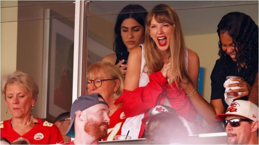 Taylor Swift shfaqet pranë familjes së futbollistit që thuhet se është lidhur