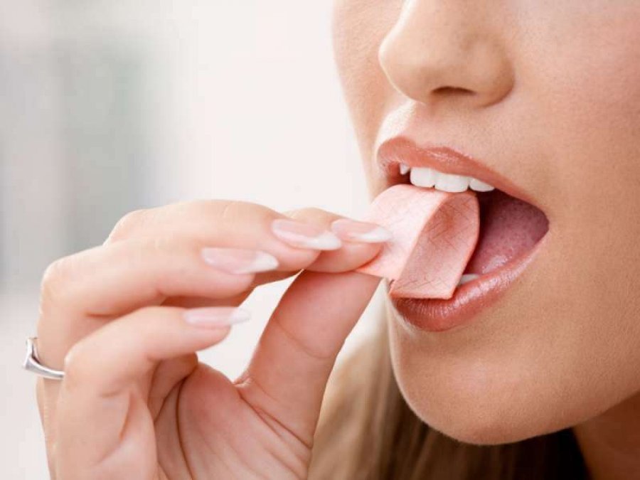 Çfarë i ndodh trupit tonë kur gëlltisim çamçakëz?