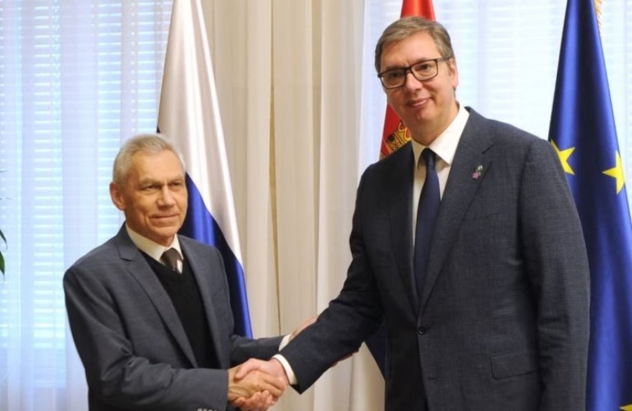 Vuçiq bisedon me ambasadorin rus në Serbi, një ditë pas sulmit në veri të Kosovës