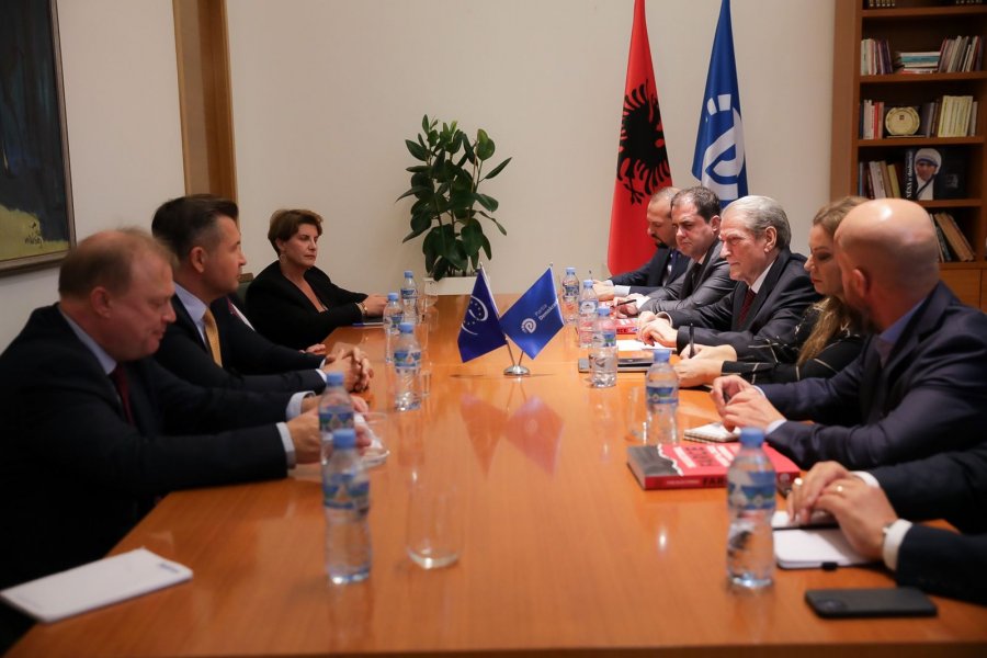 Berisha pret raporterët e Këshillit të Europës: Shqipëria rasti klasik ku krimi shndërrohet në votë dhe vota në krim