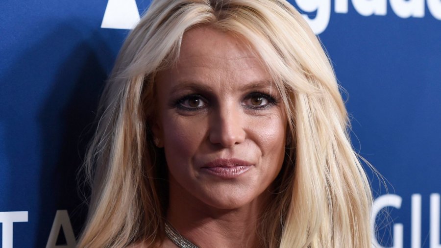 Britney Spears bën lëvizje të guximshme me thika në duar