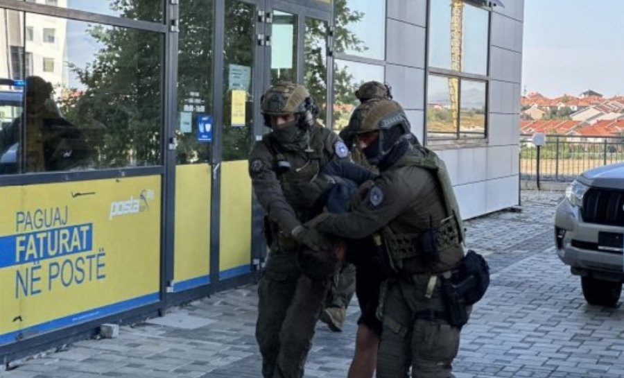 FOTO/ Momenti kur terroristët serbë dërgohen në gjykatën e Prishtinës 
