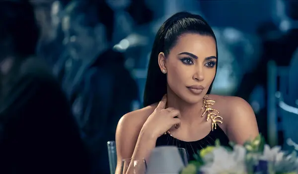 Kim Kardashian u transformua për fotot e fundit dhe të gjithë e krahasuan me gruan e ish-it!