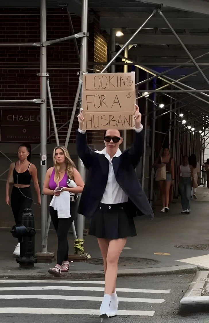 Modelja amerikane 'ndez rrjetin', shëtit Manhatanin me pankartën 'Kërkoj burrë'