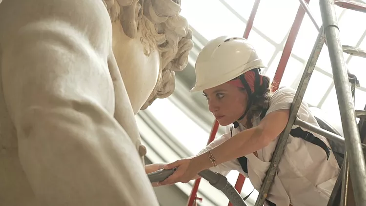 VIDEO/ Brenda muzeut në Itali, ku Davidin e Mikelanxhelos e lajnë si perëndi