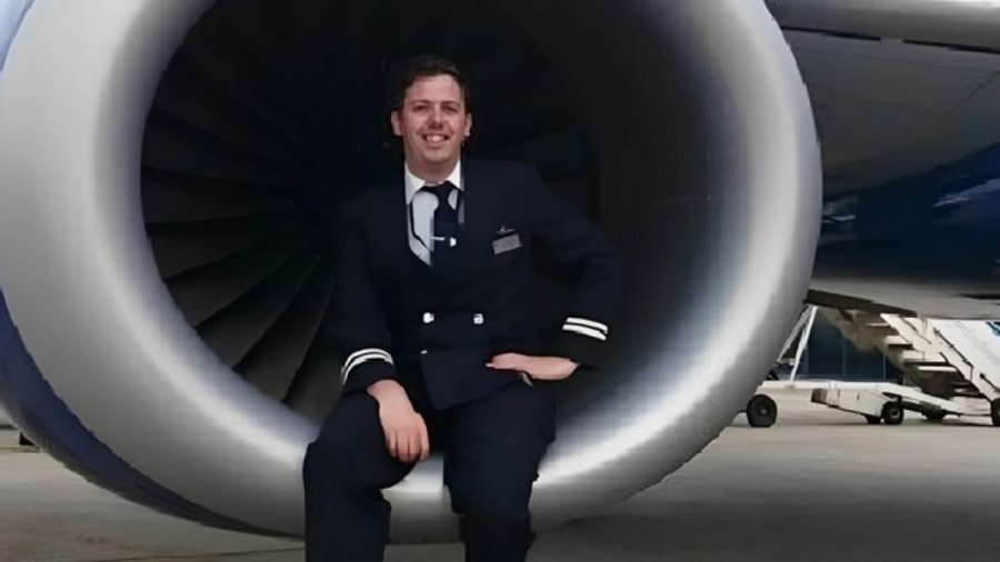 Piloti britanik thithi kokainë nga gjoksi i një gruaje pak orë para fluturimit, pezullohet nga puna