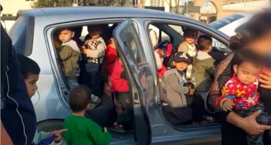 Njëzet e pesë fëmijë brenda një makine, videoja që po shokon rrjetin