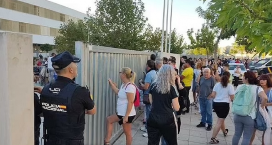 Sulm në një shkollë në Spanjë, 14-vjeçari godet me thikë tre mësues dhe dy nxënës