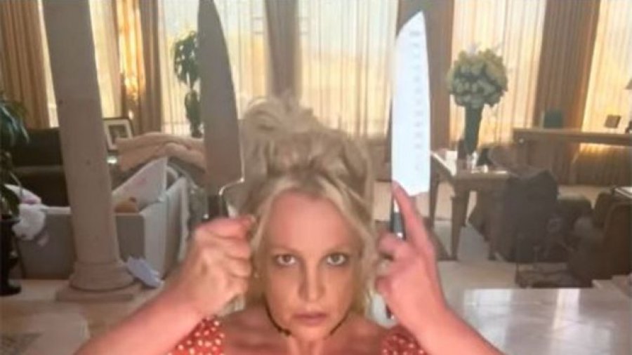 Postoi videon me thika në duar, policia kontroll në shtëpinë e Britney Spears