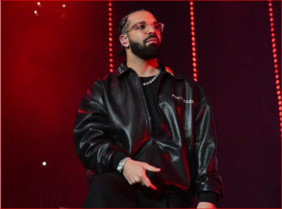 Harroi tekstin e këngës teksa po këndonte në skenë, fansat kritikojnë Drake-n