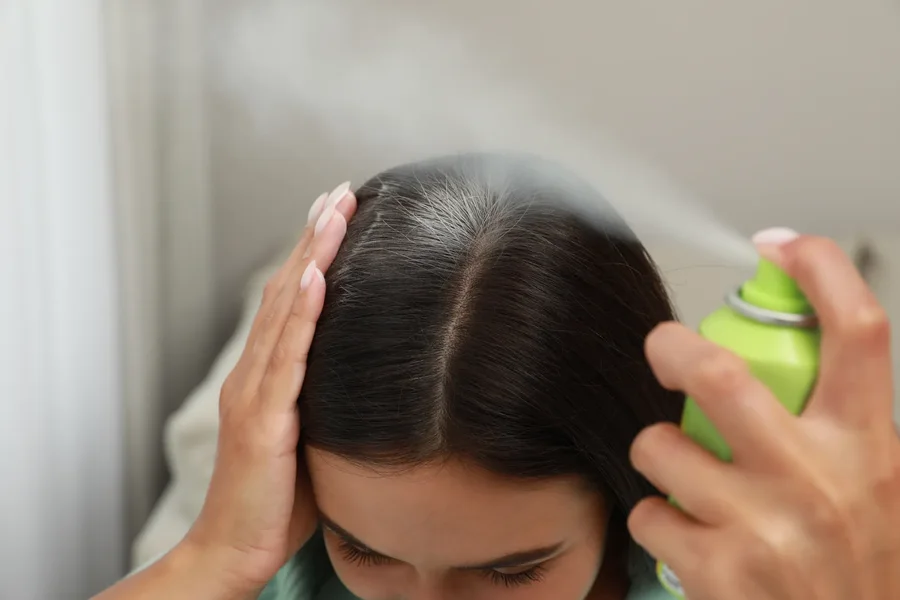 Shampoja e thatë, e rrezikshme për flokët? Ja si duhet përdorur!