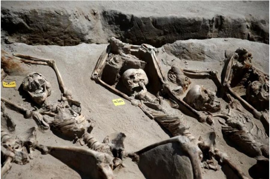 Skelete misterioze të lidhur me pranga gjenden në një varr masiv të Greqisë së lashtë