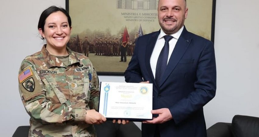 Maqedonci pret në takim lamtumirës oficeren bilaterale për Kosovën, e dekoron me Medalje për Shërbim të Shquar
