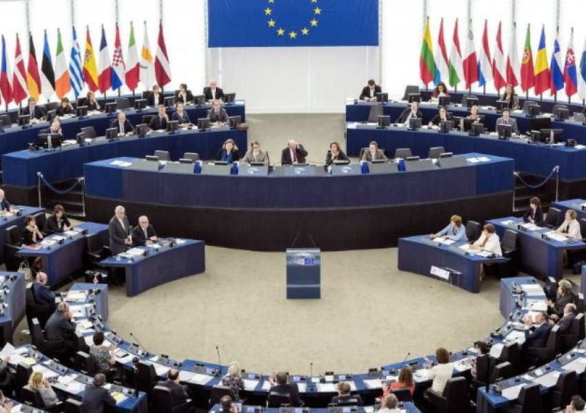 Parlamenti Evropian kërkon heqjen e masave për Kosovën