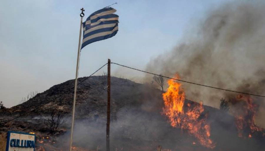 Ishulli i Kretës përballet me një zjarr i cili detyroi dhjetëra persona të largohen nga shtëpitë e tyre