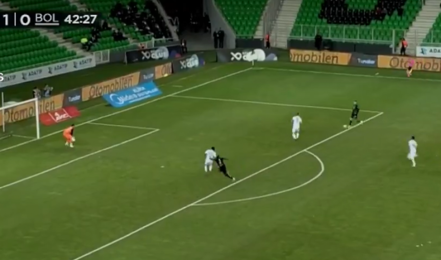 Gol dhe asist, Odise Roshi dhuron spektakël në Turqi