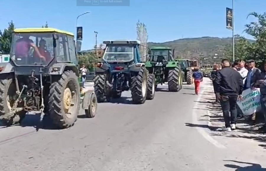 LIVE/ Blegtorë e fermerë të jugut në protestë, bllokohet aksi rrugor Fier-Lushnjë