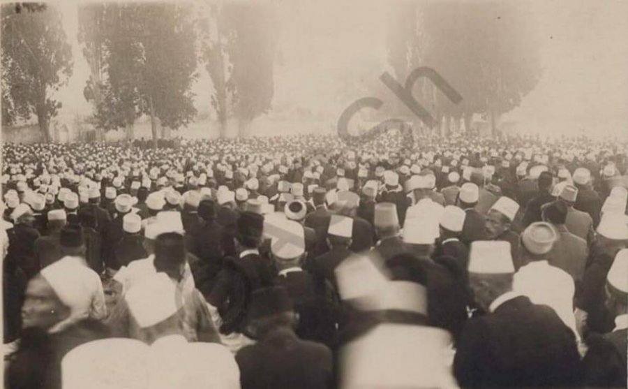 Një fotografi e vitit 1925 nga falja e Bajramit në Tiranë