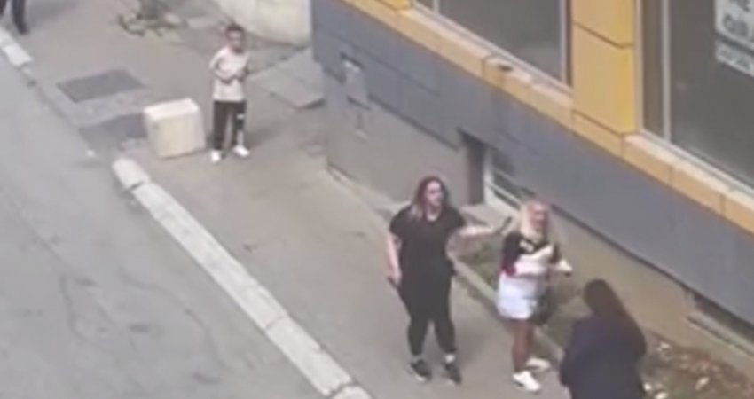 Një gruan e gjuan me shuplaka një kalimtare në Prishtinë/Pamje