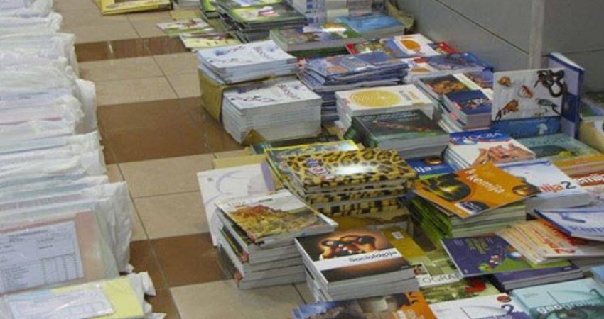 Nagavci tha se s’ka pranuar asnjë ankesë për librat, nga Komuna e Vushtrrisë e thonë të kundërtën